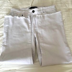 KUT white flare 3/4 length pants. Super flattrering and stretchy